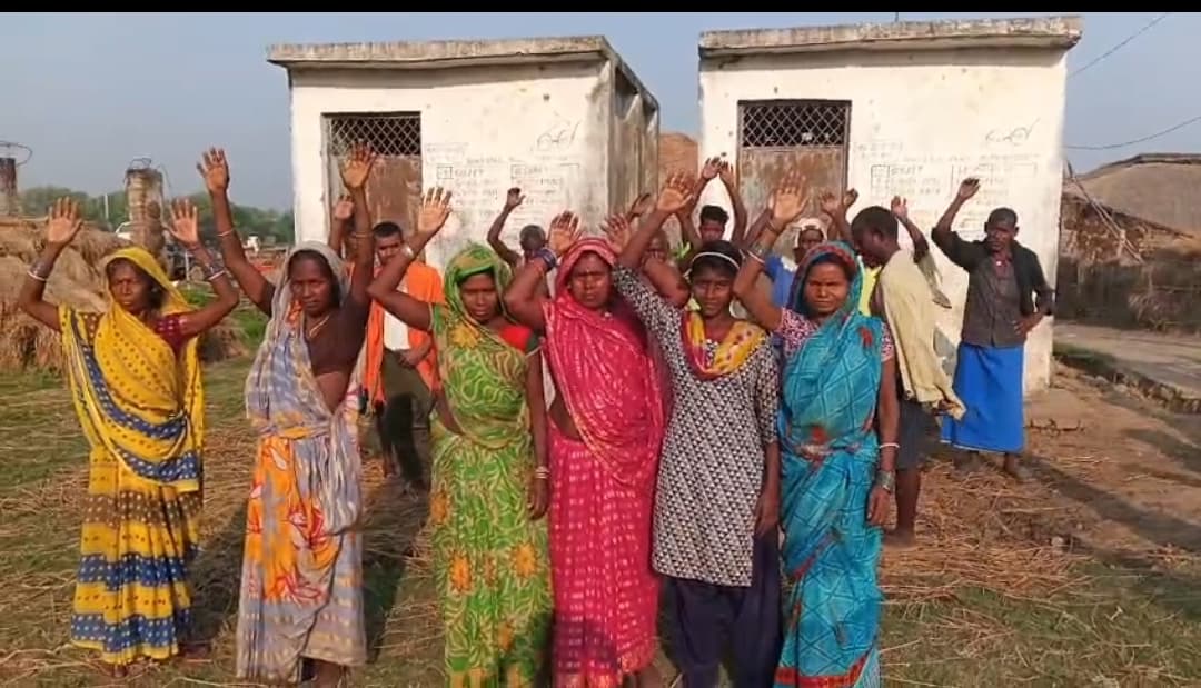 स्कूल का शौचालय व चौपाल तोड़ने से ग्रामीणों ने रोका, हुआ विवाद