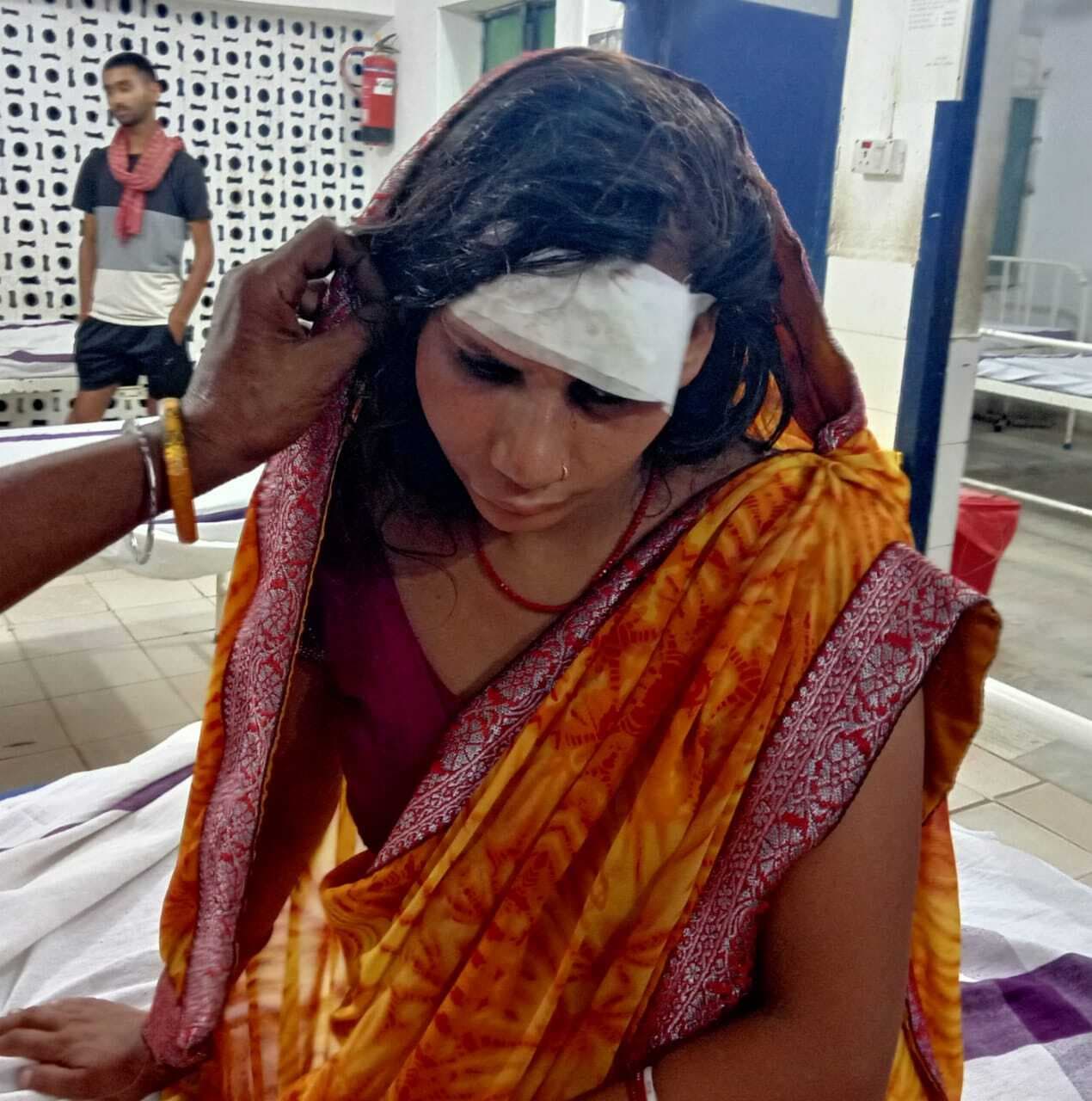 छत की सीढ़ी से गिरकर महिला जख्मी