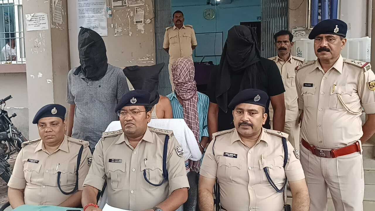 अवैध हथियार व कारतूस के साथ चार अपराधी गिरफ्तार