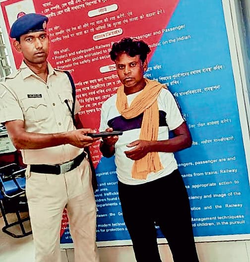 ऑपरेशन अमानत : सेलफोन बरामद कर आरपीएफ ने यात्रियों को लौटाया