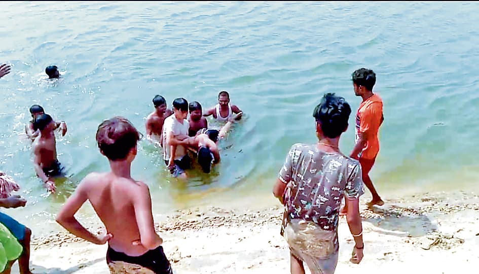 दामोदर नदी में डूबने से किशोर की हो गयी मौत