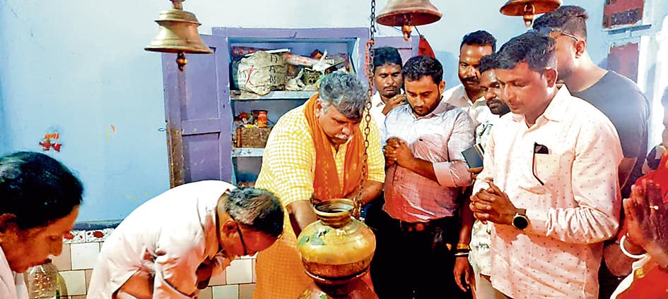 हरिपुर शिव मंदिर में जितेंद्र तिवारी ने की पूजा-अर्चना