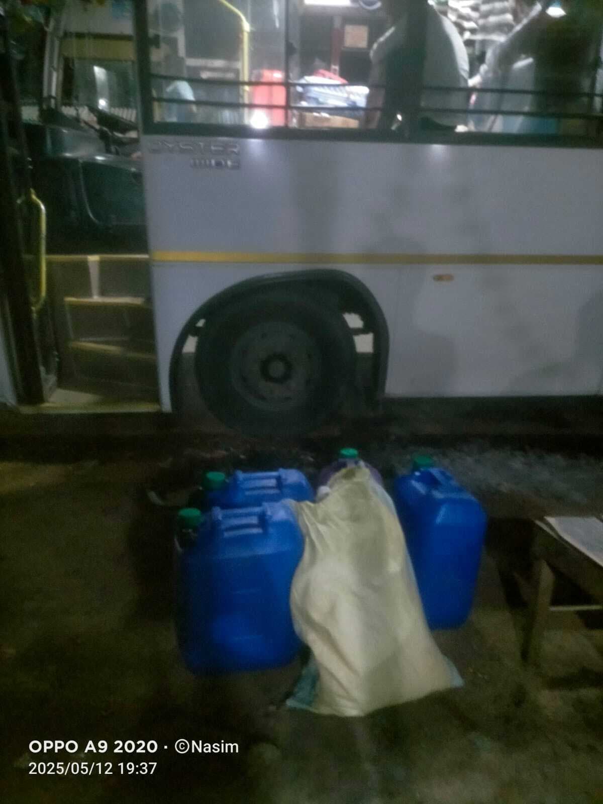 Deoghar News : धनबाद से देवघर आ रही बस में छापेमारी, अवैध स्पिरिट और कॉक बरामद