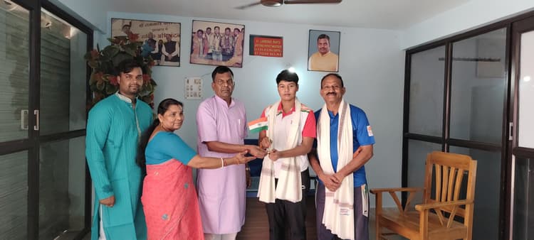 boxer kanishka facilitated by mla :   अंतरराष्ट्रीय बॉक्सर कनिष्का व कोच बीबी मोहंती सम्मानित