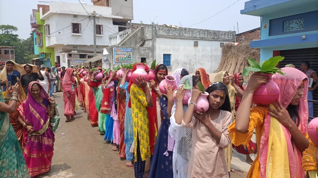 Samastipur News:रमौल में श्रीविष्णु महायज्ञ को लेकर निकाली गयी कलश यात्रा