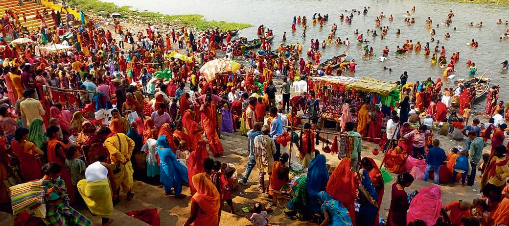 बुद्ध पूर्णिमा के अवसर पर सिमरिया व झमटिया में गंगा स्नान करने वाले श्रद्धालुओं की उमड़ी भीड़