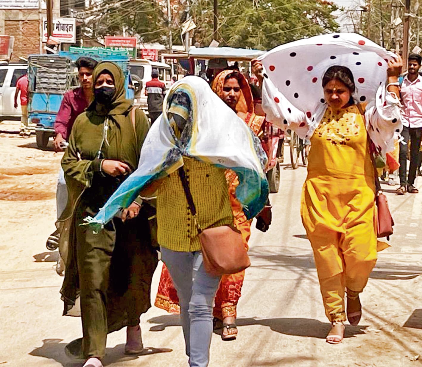 भीषण गर्मी से हाल बेहाल, पारा 40 पार, पेय पदार्थो की बढ़ी बिक्री