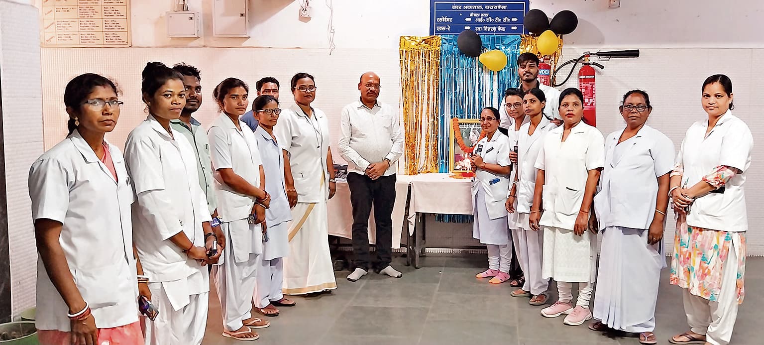Seraikela Kharswan News : सरायकेला सदर में केक काटकर मनाया नर्स डे