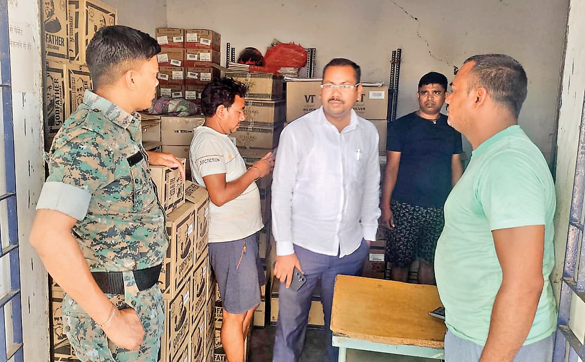 Seraikela Kharsawan News : मिलनचौक की सरकारी शराब दुकान से 70 हजार नकद चोरी