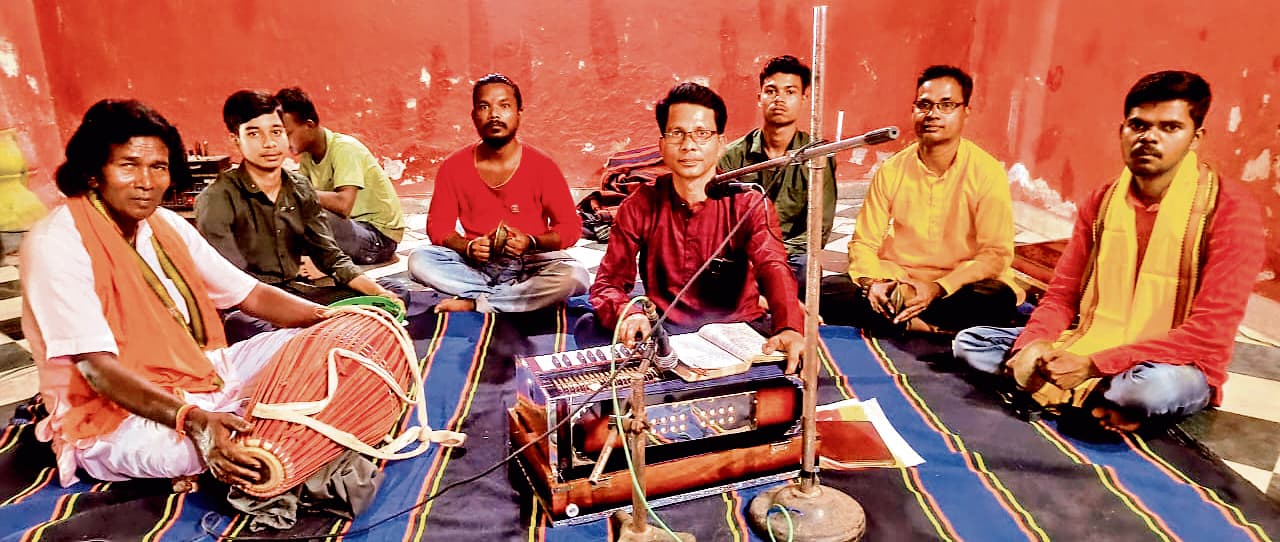 Seraikela News : जगन्नाथ मंदिर में हुई विशेष पूजा, भजन संध्या में झूमे लोग