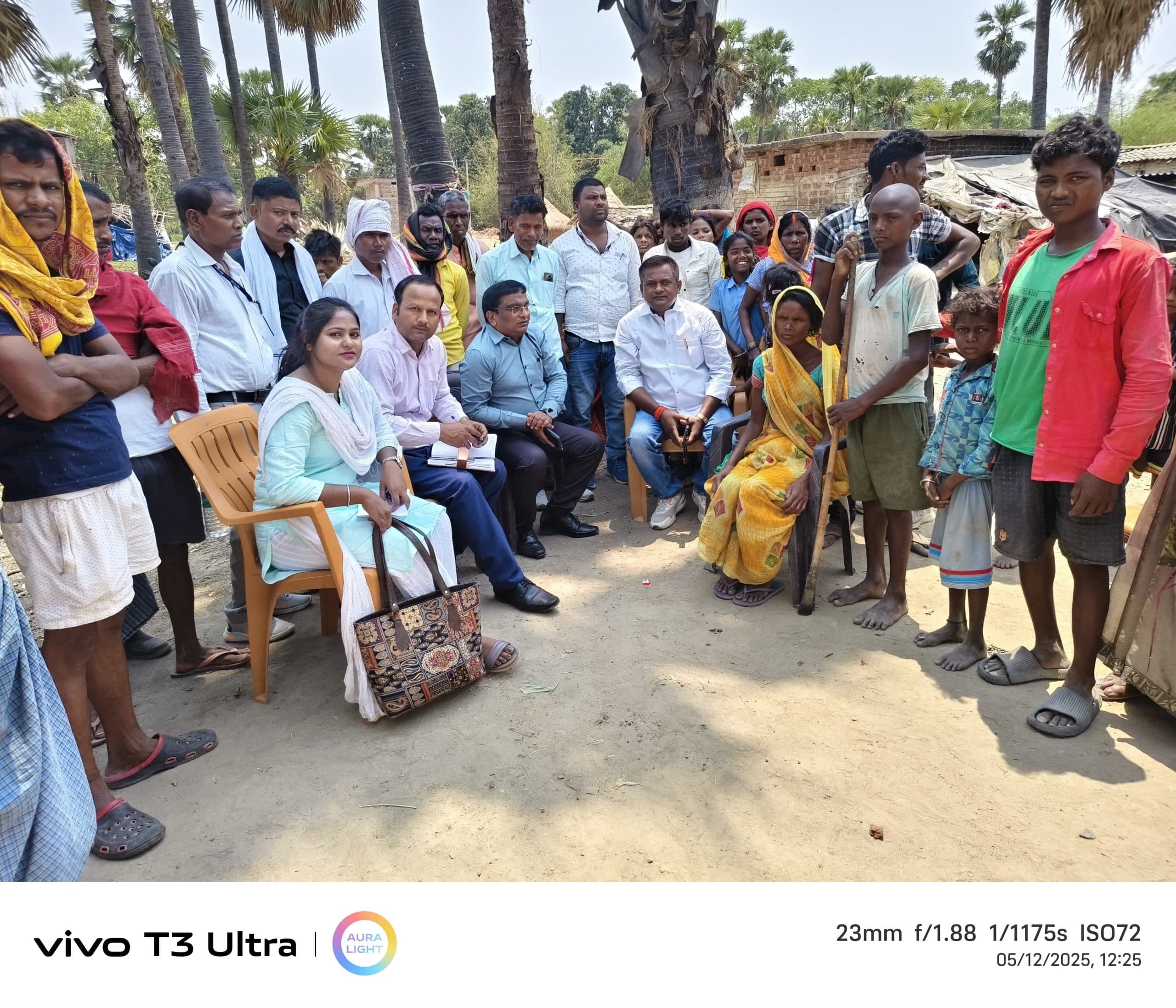 मृतक के परिजनों से मिले जिला प्रशासन के अधिकारी, मुआवजे की घोषणा