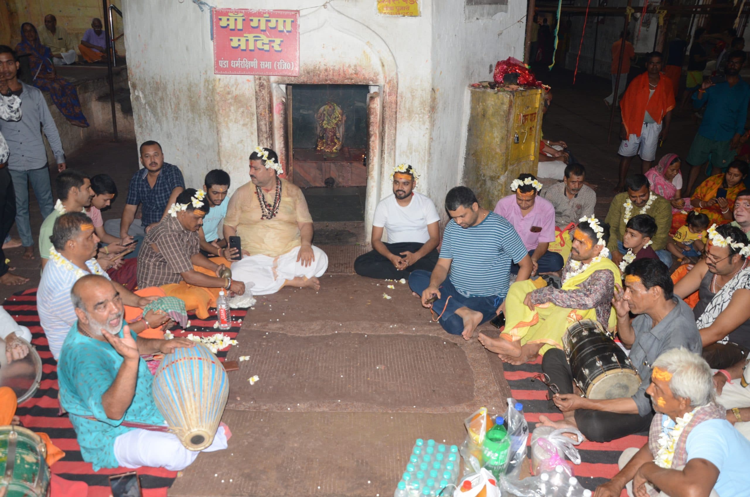 Deoghar news : बुद्ध पूर्णिमा पर मासव्यापी कीर्तन का समापन, भजनों से गूंजा बाबा मंदिर परिसर