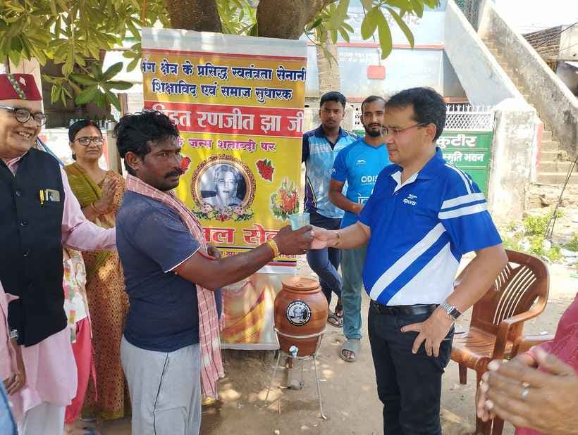 स्वतंत्रता सेनानी की जन्मशती पर राहगीरों के लगाया गया प्याऊ