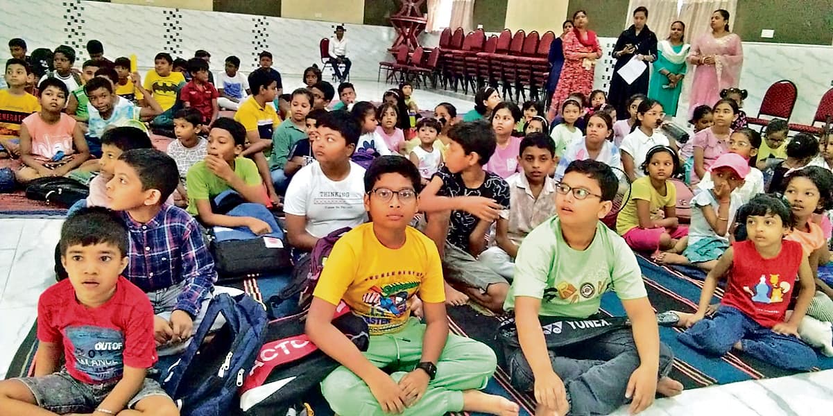 West Singhbhum News : रेलवे क्लब में सर्वो का 15 दिवसीय समर कैंप शुरू, जमकर मस्ती कर रहे बच्चे