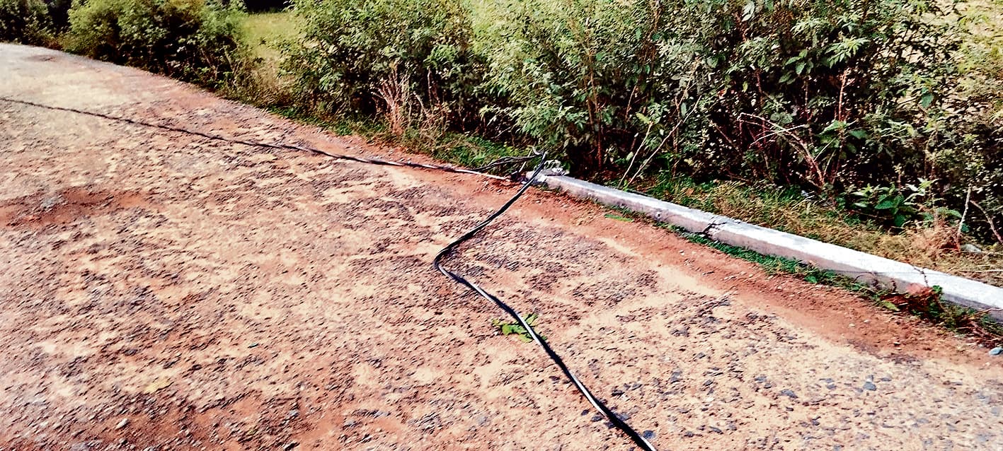 West Singhbhum News : कराइकेला में आंधी से कई खंभे गिरे, बिजली आपूर्ति ठप