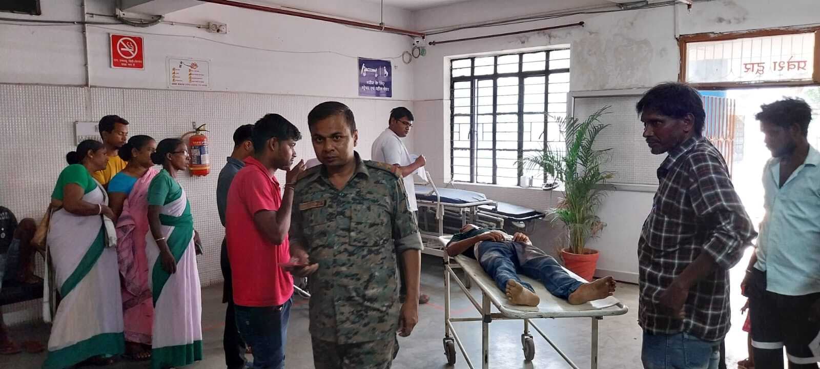 Seraikela News : रोड किनारे रखीं ईंटों से टकरायी बाइक, सरायकेला के युवक की मौत