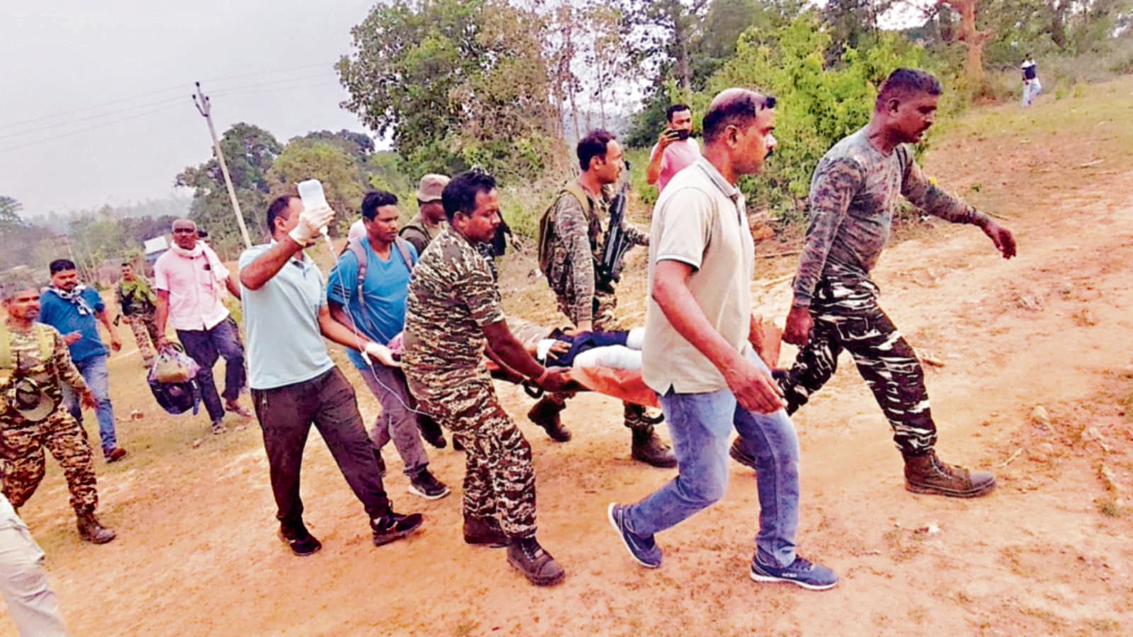 West Singhbhum News : सारंडा जंगल में 4 मार्च 2025 से लगातार चल रहा नक्सल विरोधी अभियान