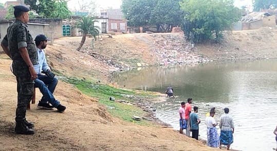 मजिस्ट्रेट व पुलिस की निगरानी में बेलटिकरी पोखर से निकाली गयी मछलियां