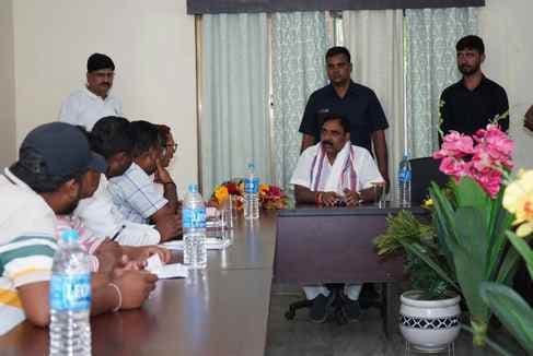 बिजली संकट को लेकर मंत्री ने पदाधिकारियों को दिये निर्देश