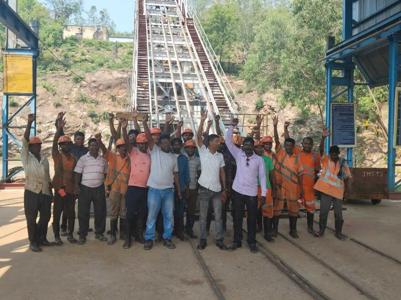 East Singhbhum News : केंदाडीह खदान में आज से पानी निकासी बंद करेंगे ठेका मजदूर