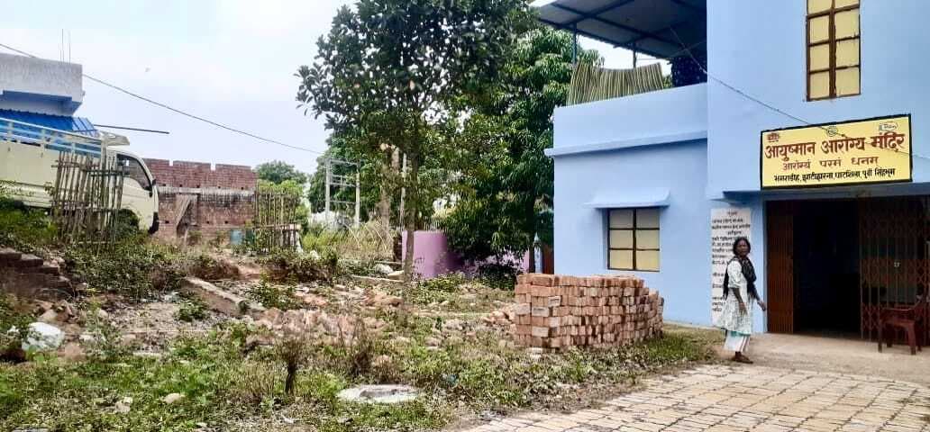 East Singhbhum News : झाटीझरना पीएचसी बदहाल, एएनएम के भरोसे मरीज