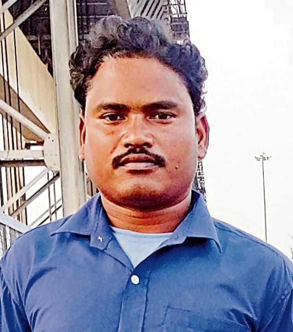 East Singhbhum News : पेड़ से टकरायी बाइक, युवक की मौत