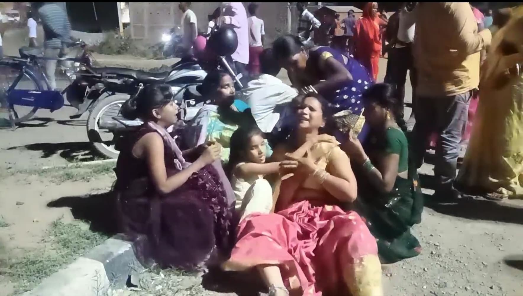 बाइक से शादी में जा रहे पति और भाई को ट्रक ने रौंदा, महिला जख्मी