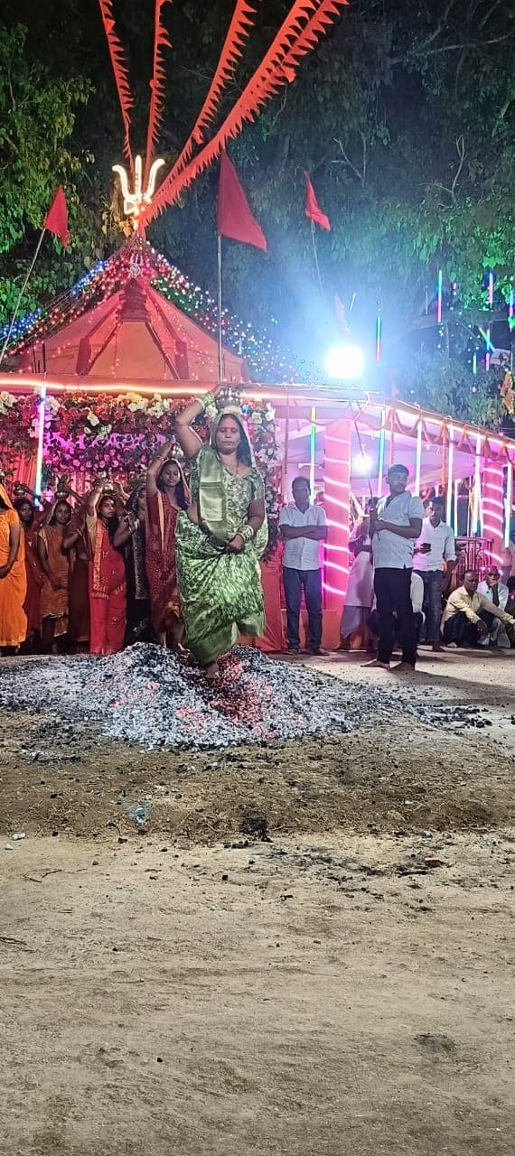 ranchi news : मंडा पूजा के अवसर पर हुंडरू में अंगारों पर आस्था की परीक्षा