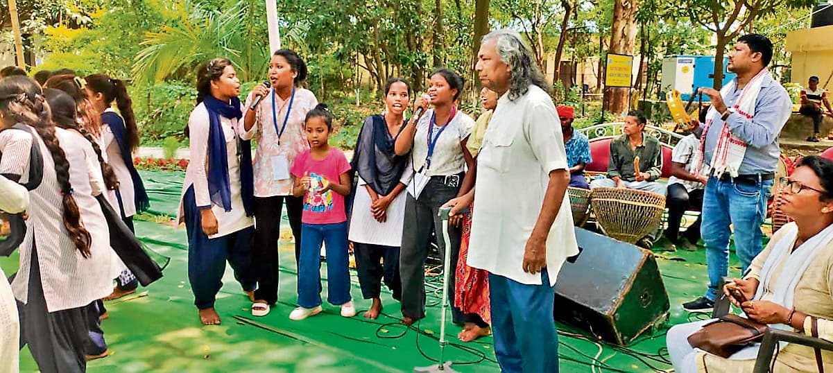 ranchi news : रामलखन सिंह यादव कॉलेज रांची में नृत्य कार्यशाला, विद्यार्थियों ने डमकच नृत्य का अभ्यास किया
