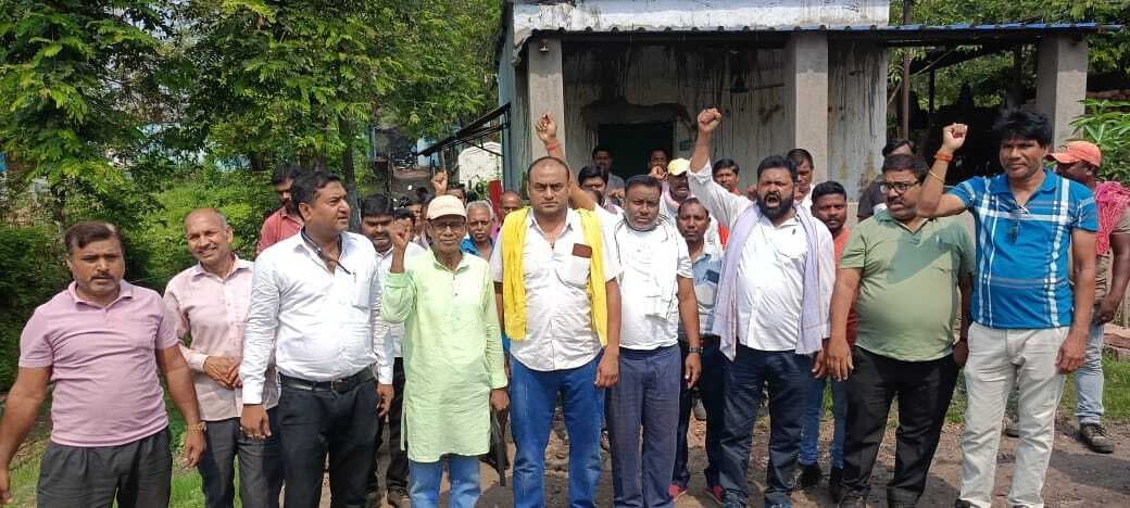 Dhanbad News: संयुक्त मोर्चा ने किया कोल इंडिया के खिलाफ प्रदर्शन