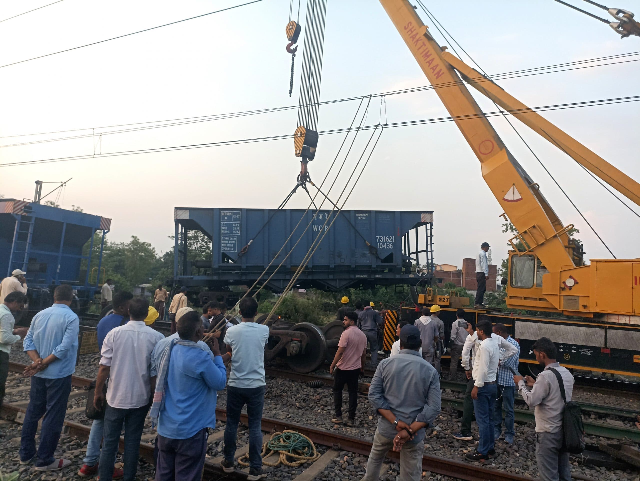 Dhanbad News: खानूडीह में मालगाड़ी बेपटरी, चक्रधरपुर-गोमो पैसेंजर महुदा से ही लौटी