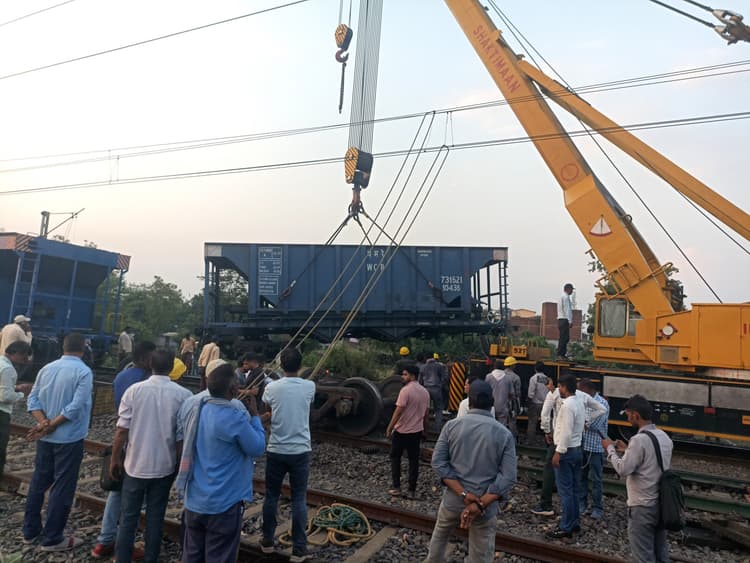 Dhanbad News: खानूडीह में मालगाड़ी बेपटरी, चक्रधरपुर-गोमो पैसेंजर महुदा से ही लौटी