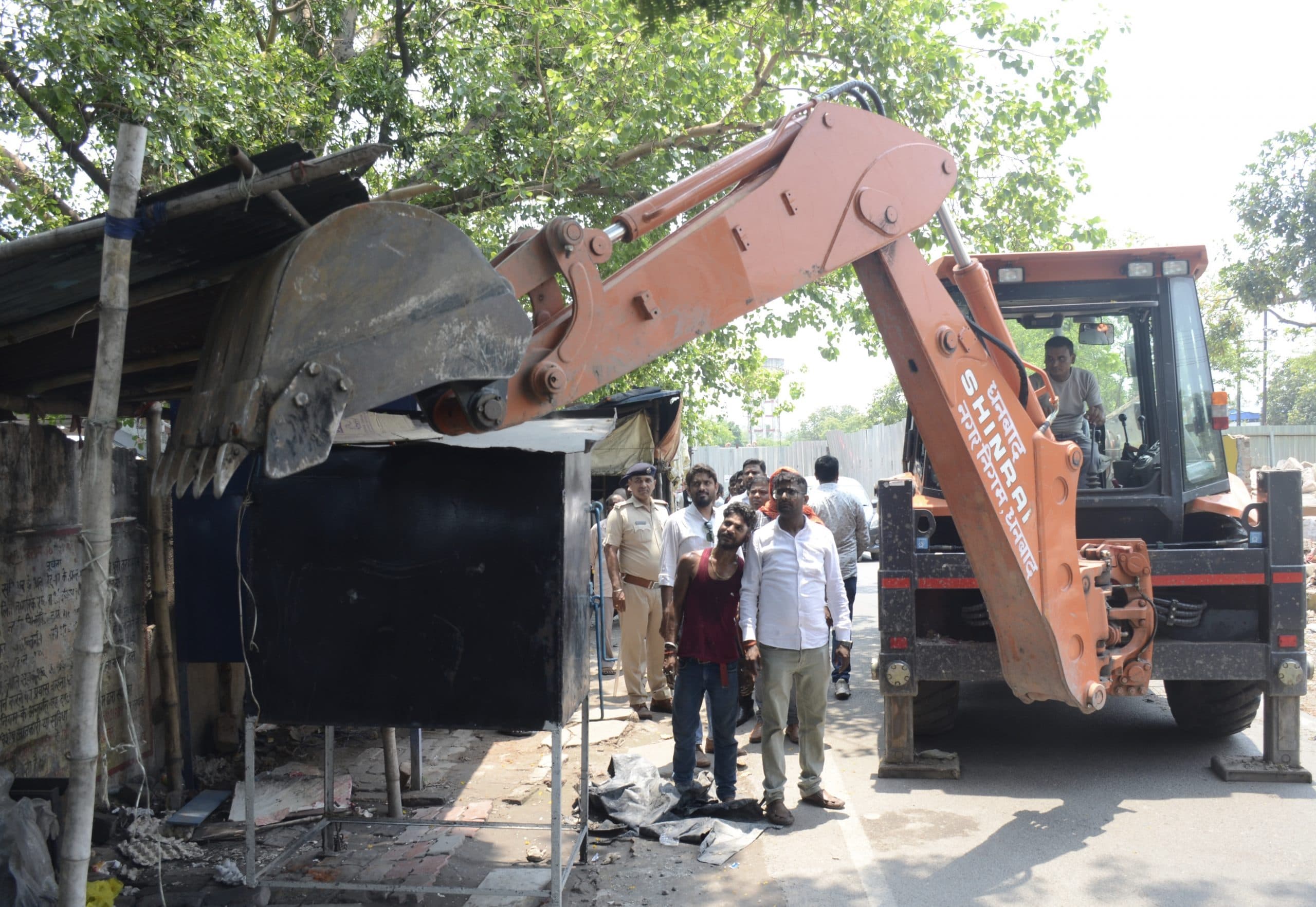 Dhanbad News: नगर निगम व प्रशासन का स्पेशल ड्राइव, हटाया गया अतिक्रमण