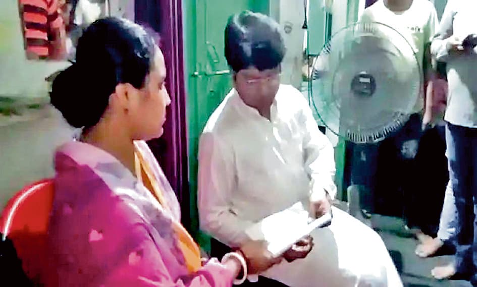 बीएसएफ जवान की पत्नी से मिले तृणमूल विधायक