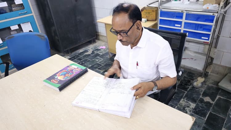 Motihari: सीएस ने किया अनुमंडलीय अस्पताल का निरीक्षण, बेड पर नहीं मिला चादर