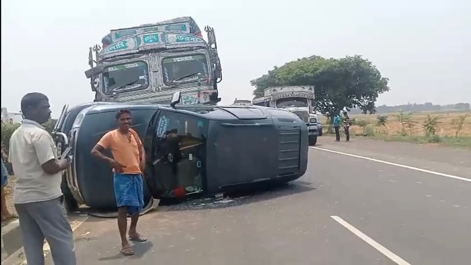 हादसे का शिकार होते-होते बचे दो वाहन