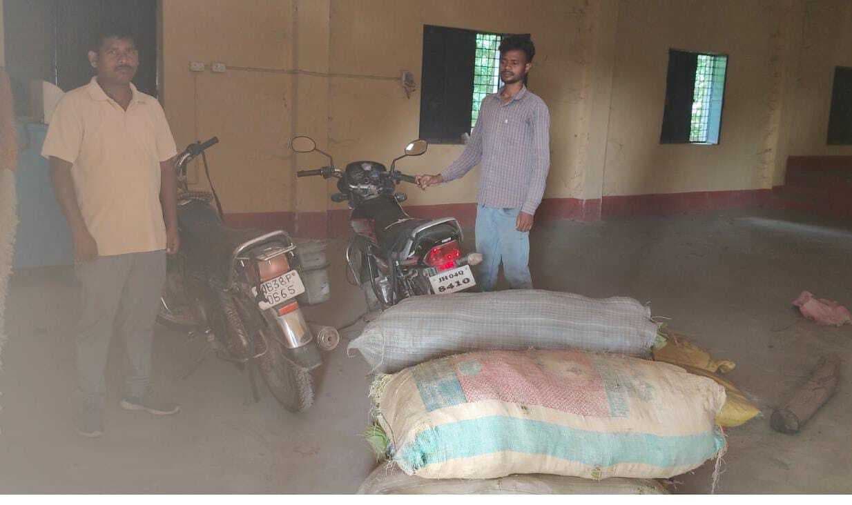 पांच बोरा केंदू पत्ता लदी दो बाइक जब्त