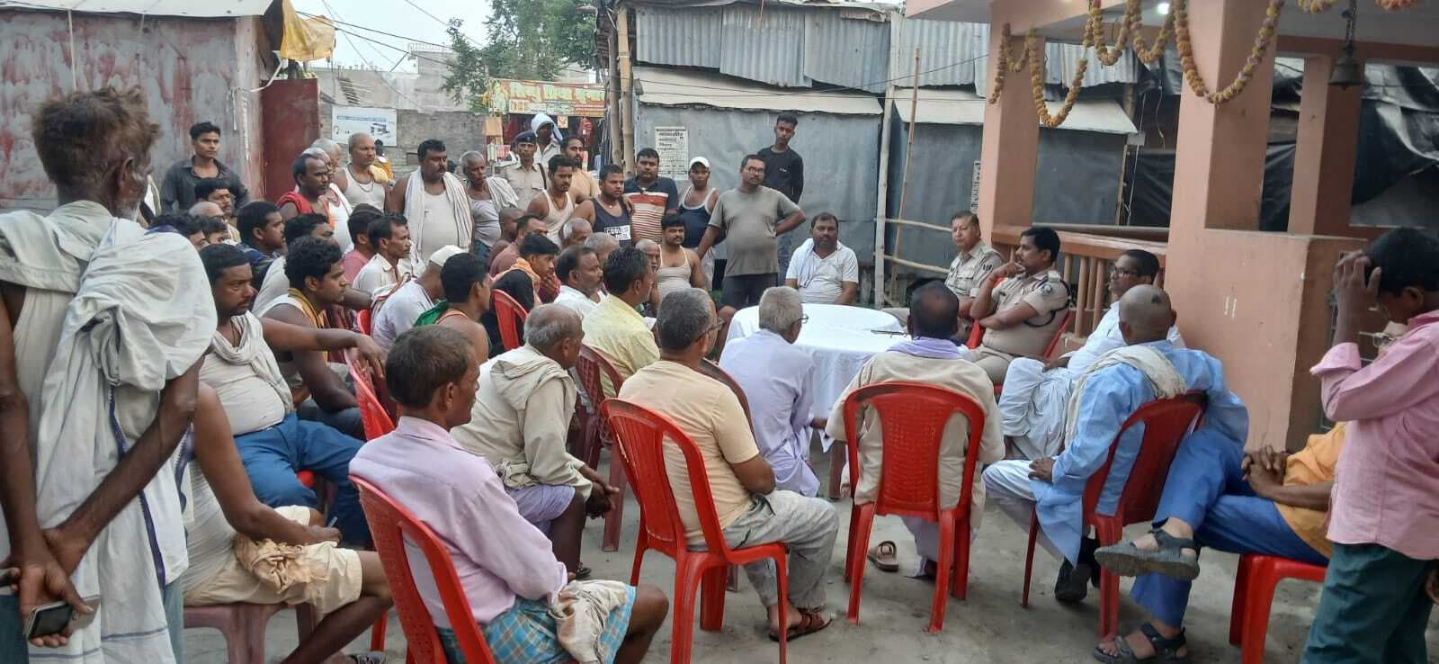 बलुआहा में व्यवसायियों के संग की बैठक, सीसीटीवी लगाने का दिया निर्देश