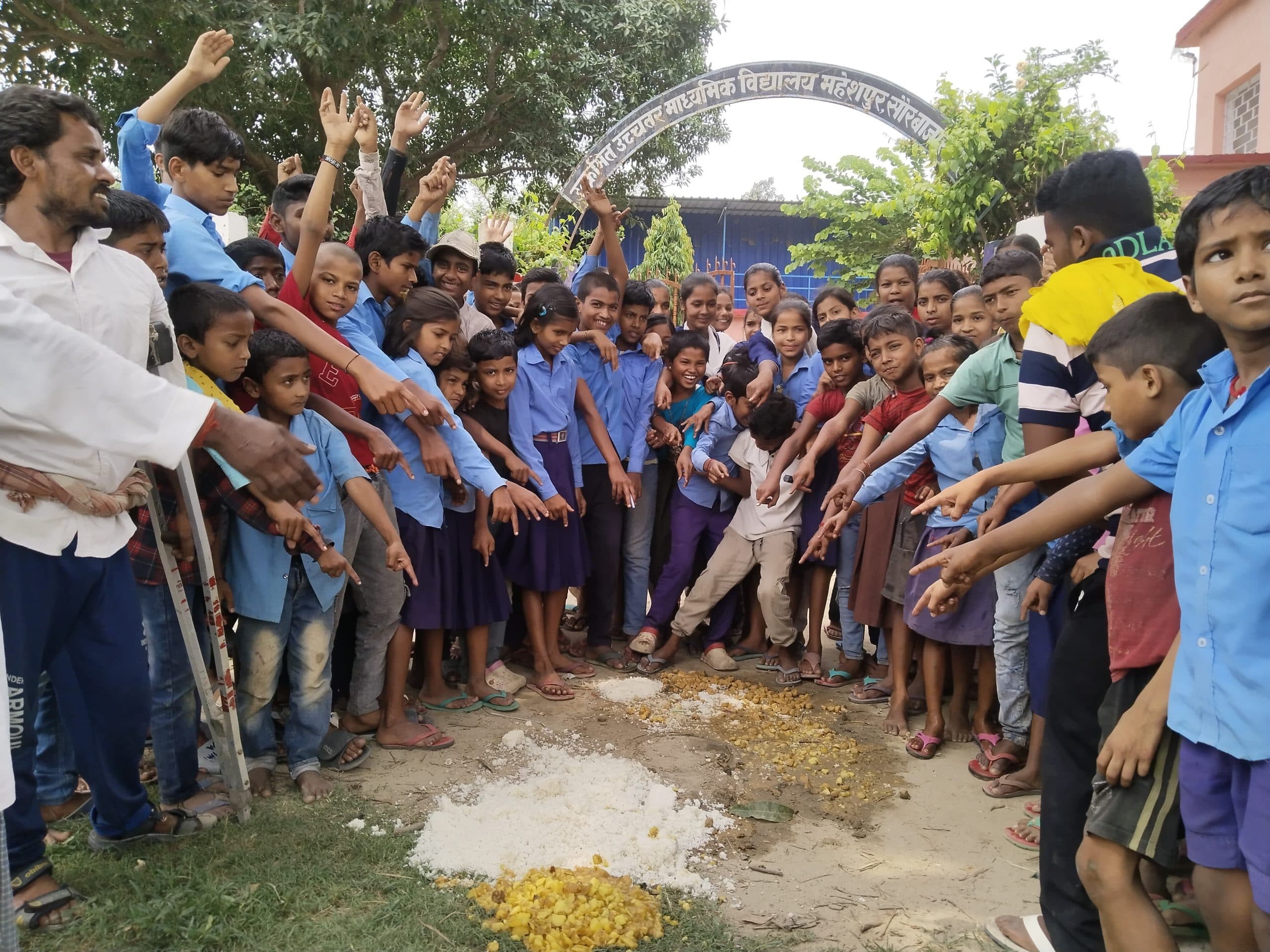 मध्याह्न भोजन में कीड़ा मिलने से भड़के बच्चे और अभिभावक