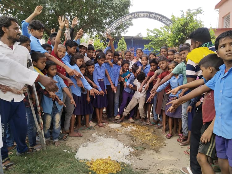 मध्याह्न भोजन में कीड़ा मिलने से भड़के बच्चे और अभिभावक