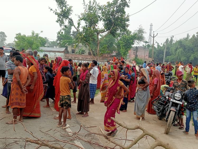 मासूम की हत्या से आक्रोशित ग्रामीणों ने किया सड़क जाम