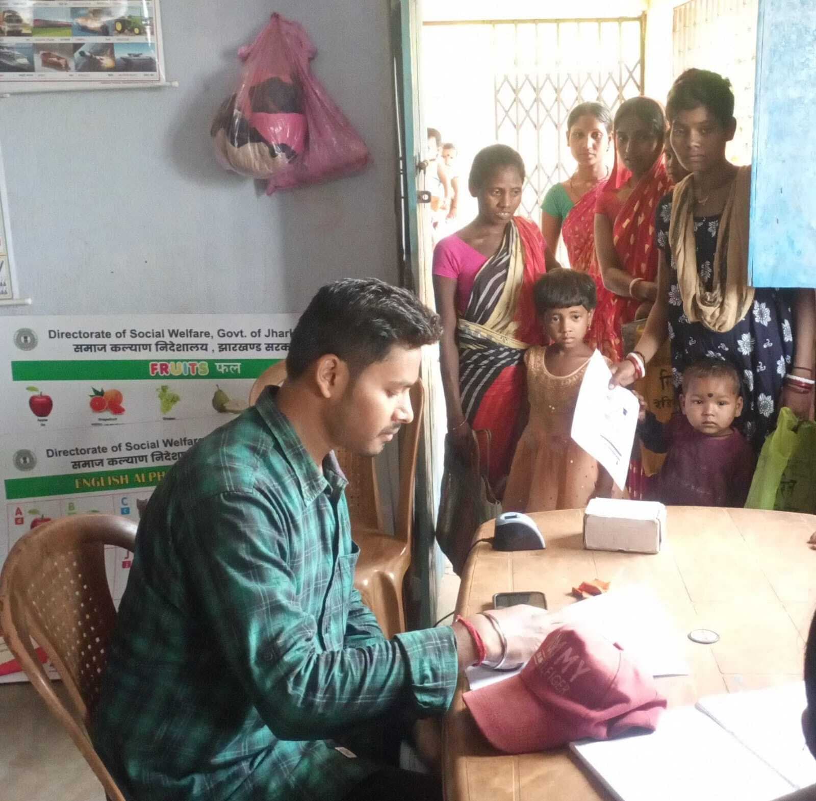 बाल आधार कार्ड बनाने के लिए लगाया गया कैंप