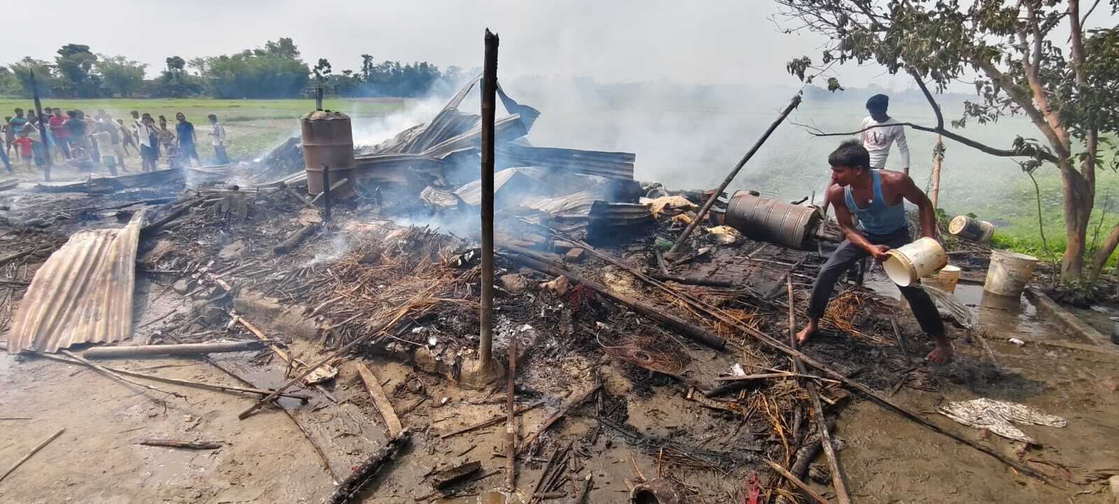 रसोई घर में लगी आग, तीन घर जले