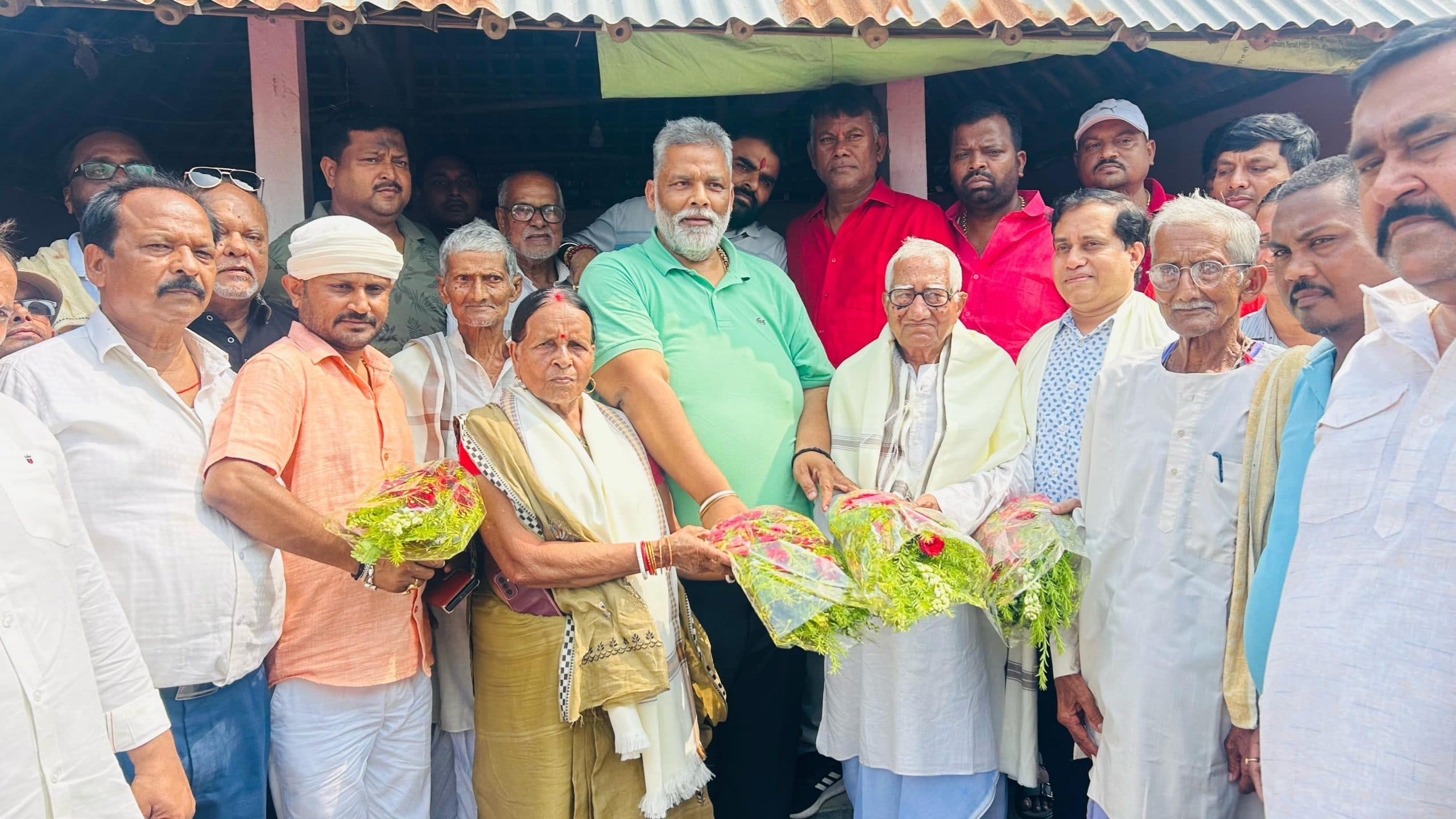 सांसद ने एयर मार्शल के माता-पिता को किया सम्मानित, कहा -पूर्णिया की धरती ने देश को दिया वीर सपूत
