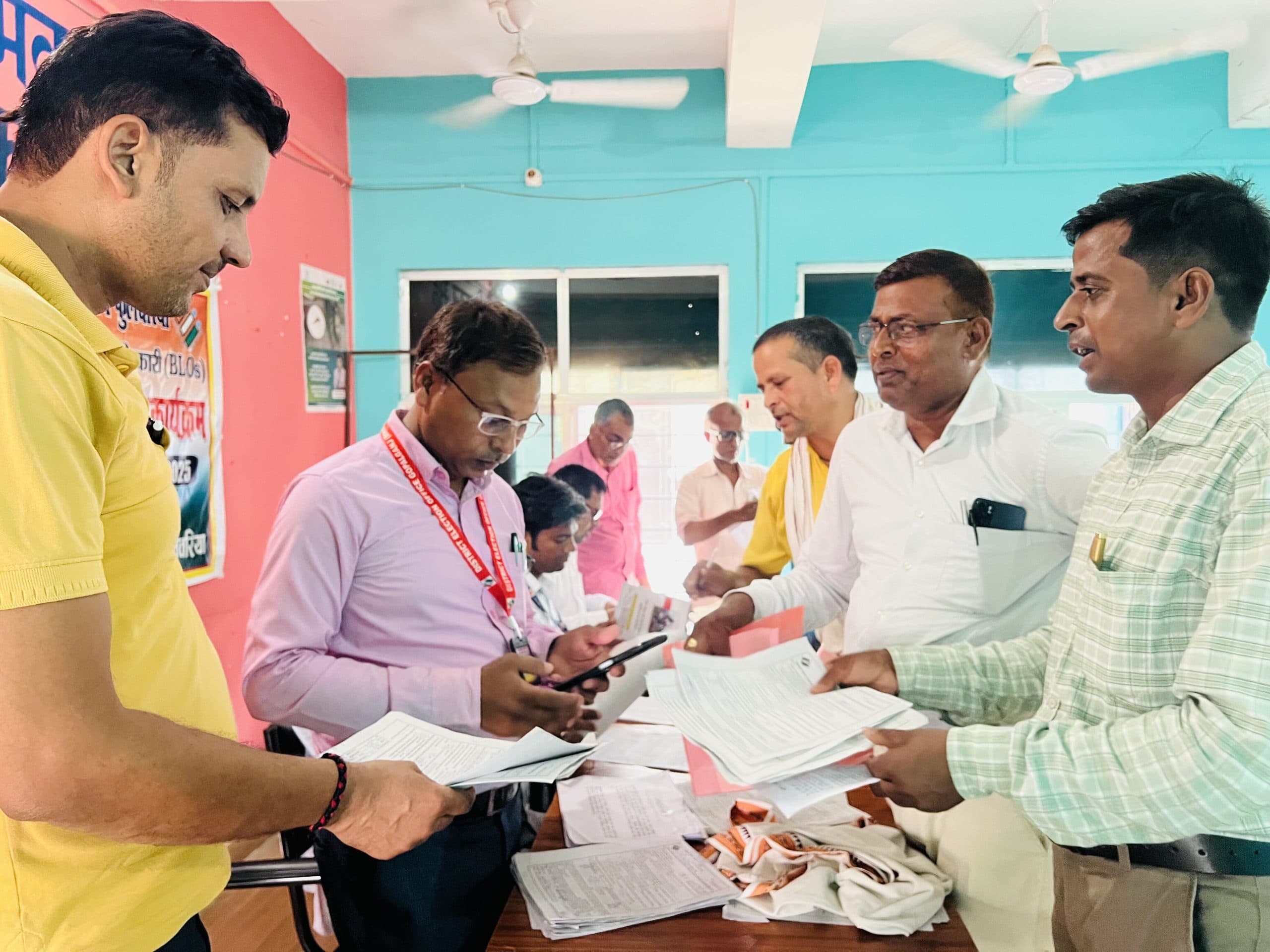 निष्पक्ष चुनाव व वोटरों को जागरूक करने को लेकर ट्रेंड किये गये बीएलओ, फुलवरिया में बीएलओ का एक दिवसीय प्रशिक्षण शिविर संपन्न