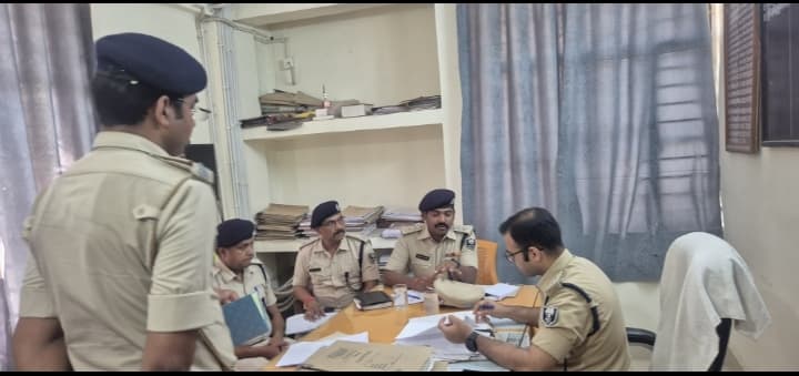 Motihari: एसपी ने थाना का किया निरीक्षण, कांडों के निष्पादन का निर्देश