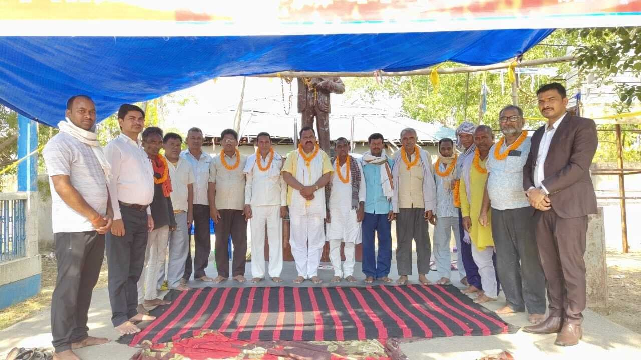 चिकित्सकों ने धरनार्थियों को किया सम्मानित, बढ़ाया हौसला