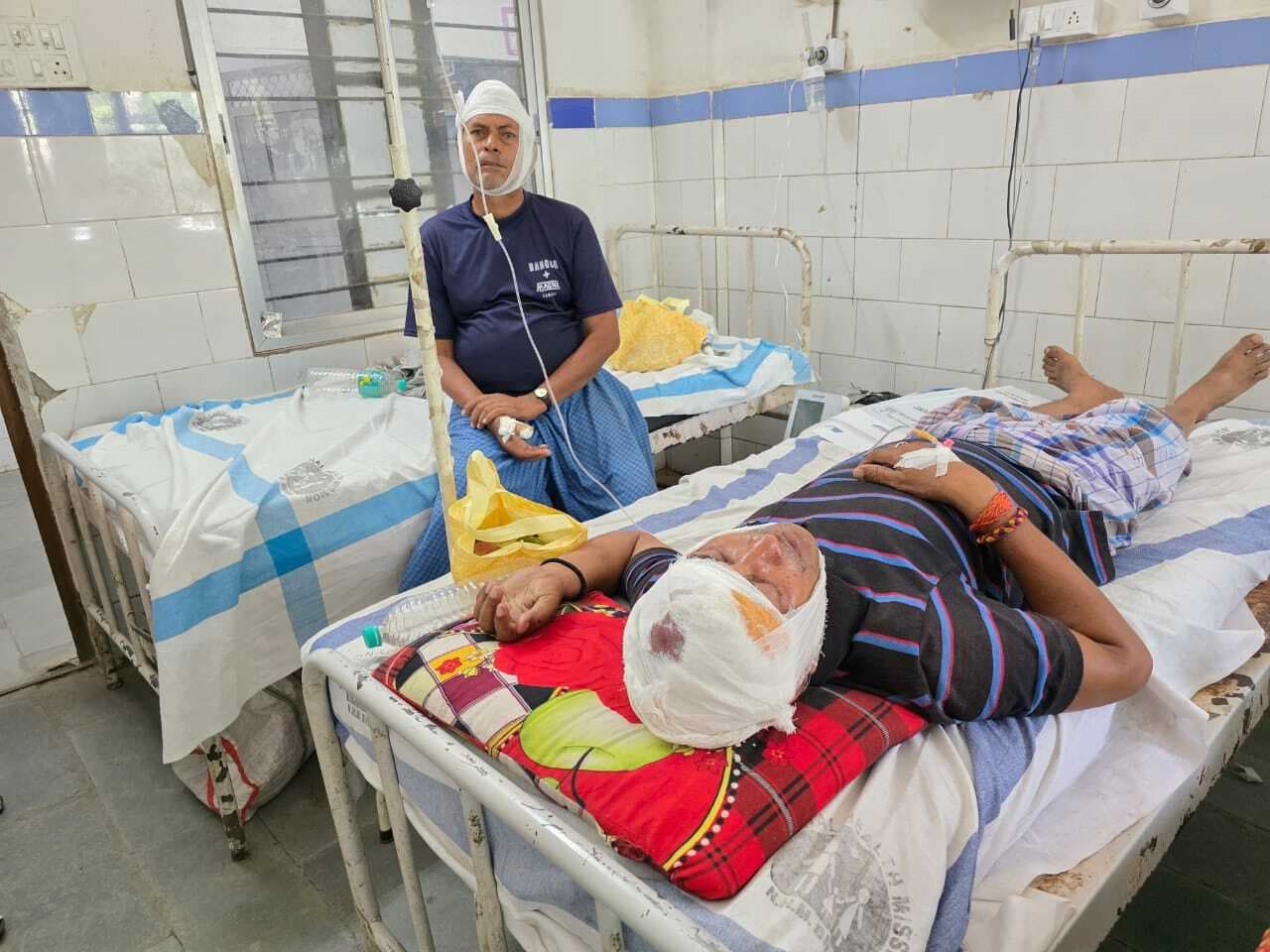 पड़ोसियों के बीच मारपीट में तीन जख्मी