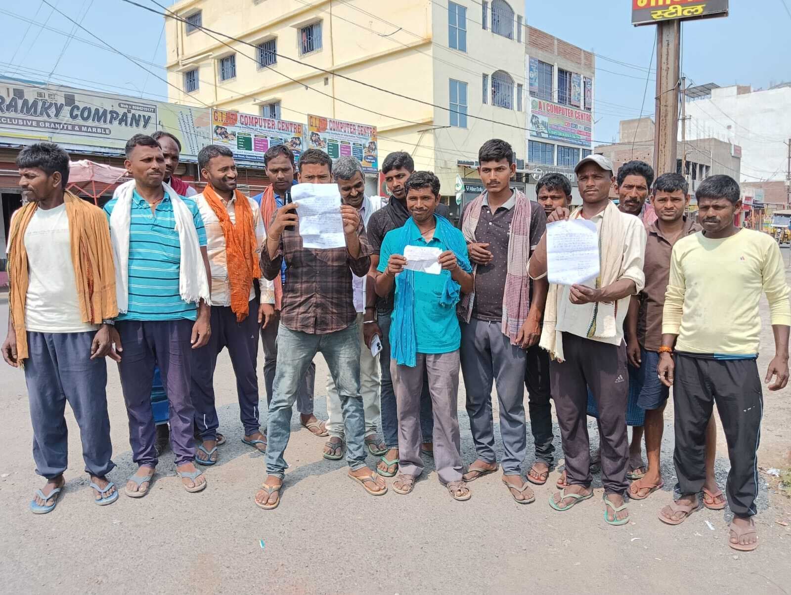 लेसी की जबरन डबल बट्टी लेने से दुकानदारों में आक्रोश, नप का घेराव