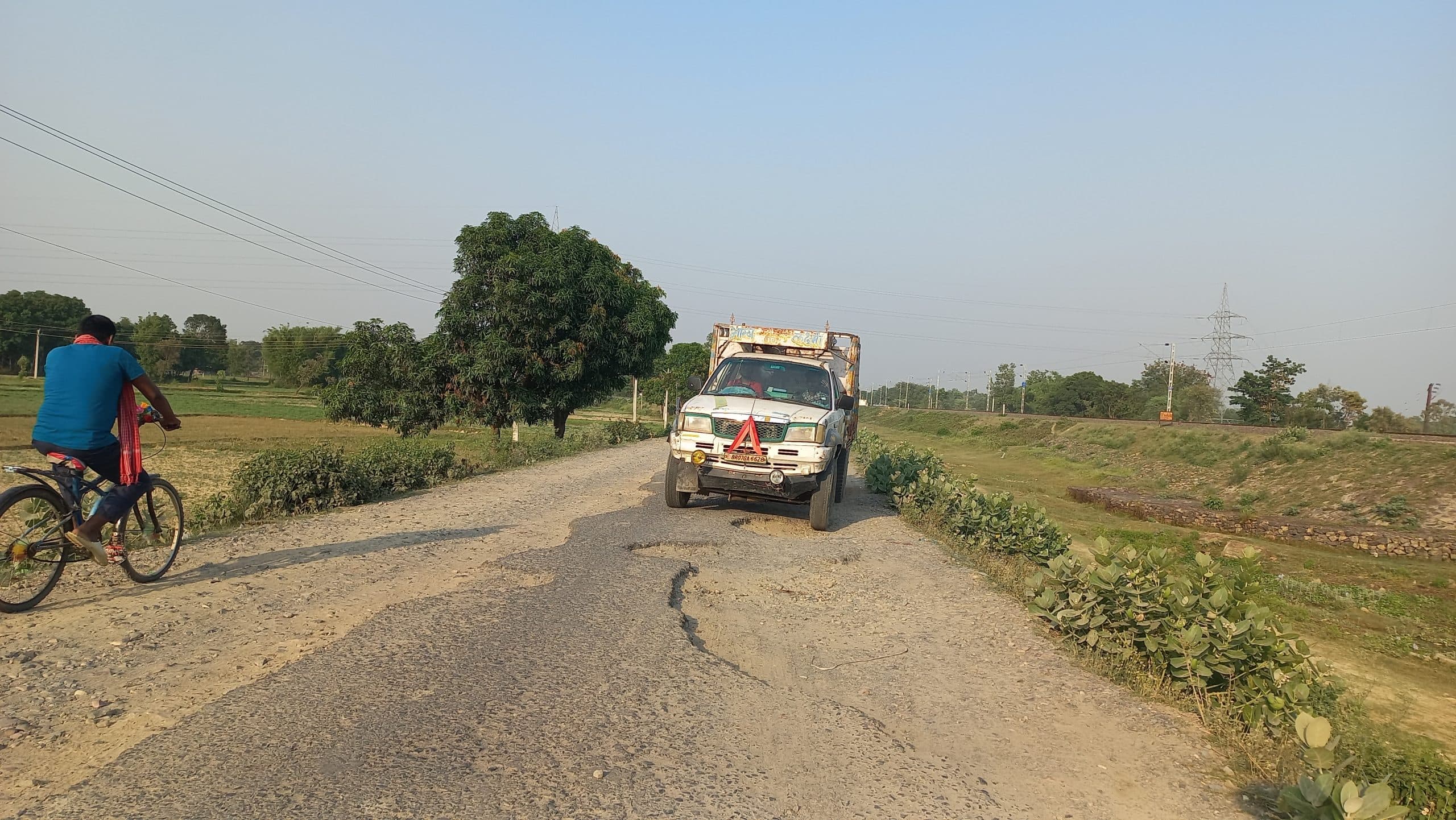 प्रखंड मुख्यालय जाने वाली सड़क जर्जर